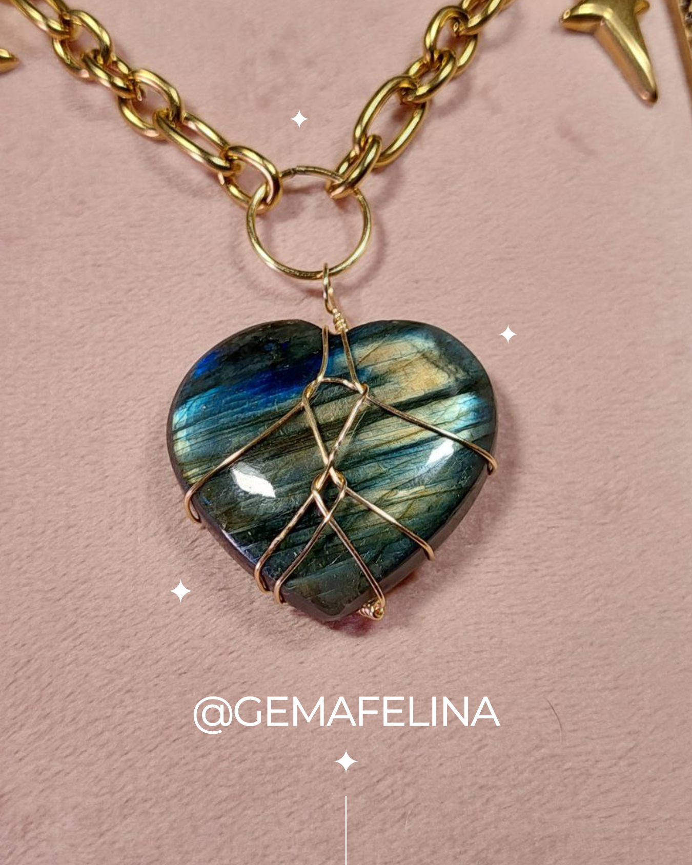 Collar dorado con corazón de labradorita y estrellas - detalles