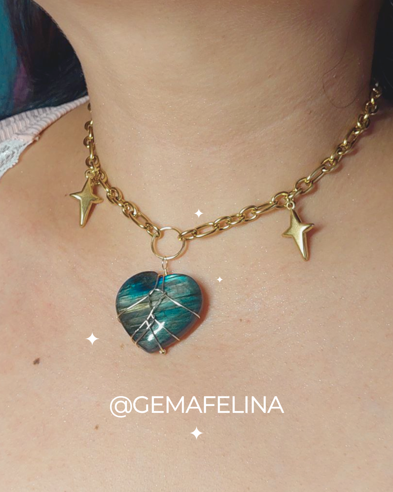 Collar dorado con corazón de labradorita y estrellas - modelado