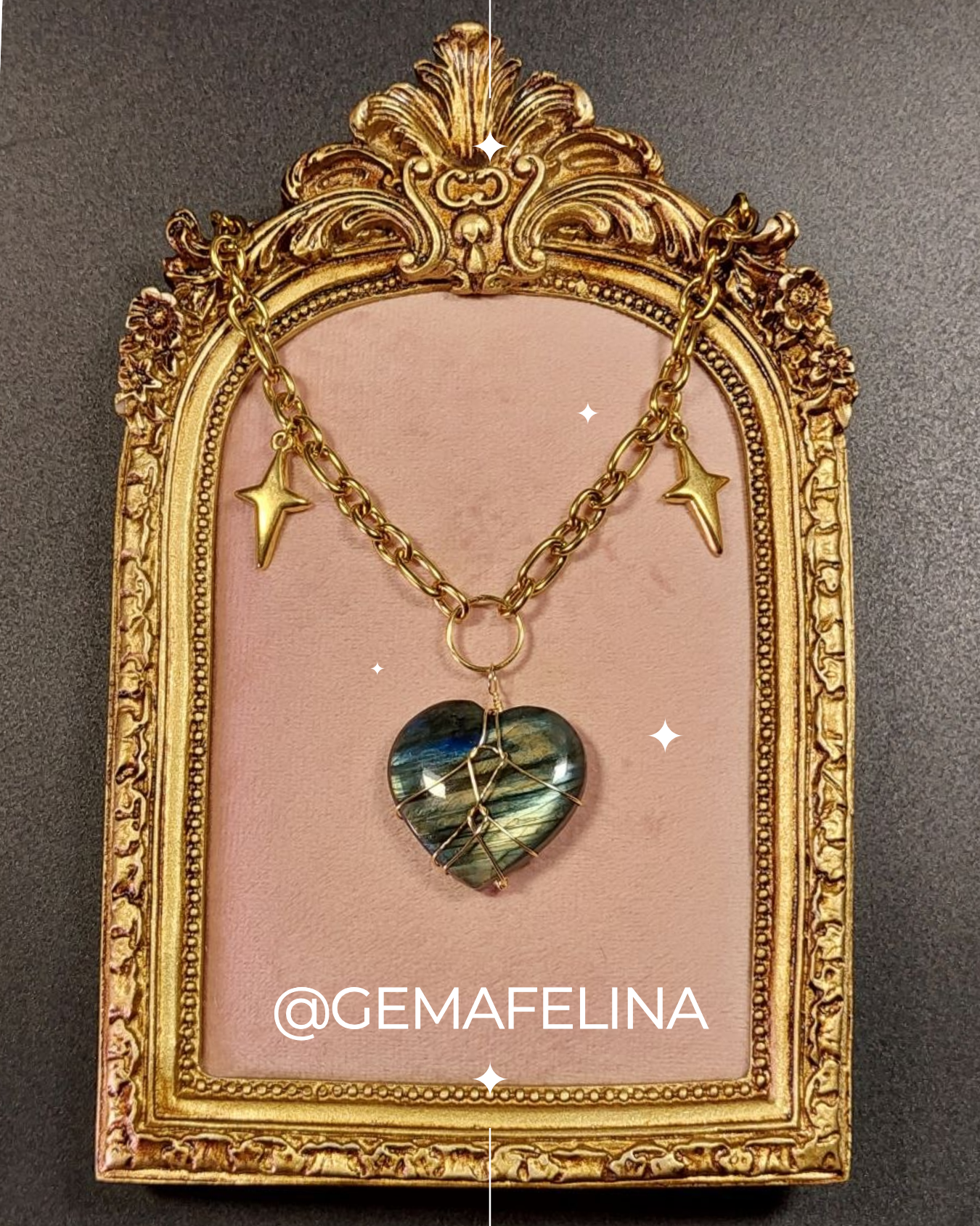 Collar dorado con corazón de labradorita y estrellas